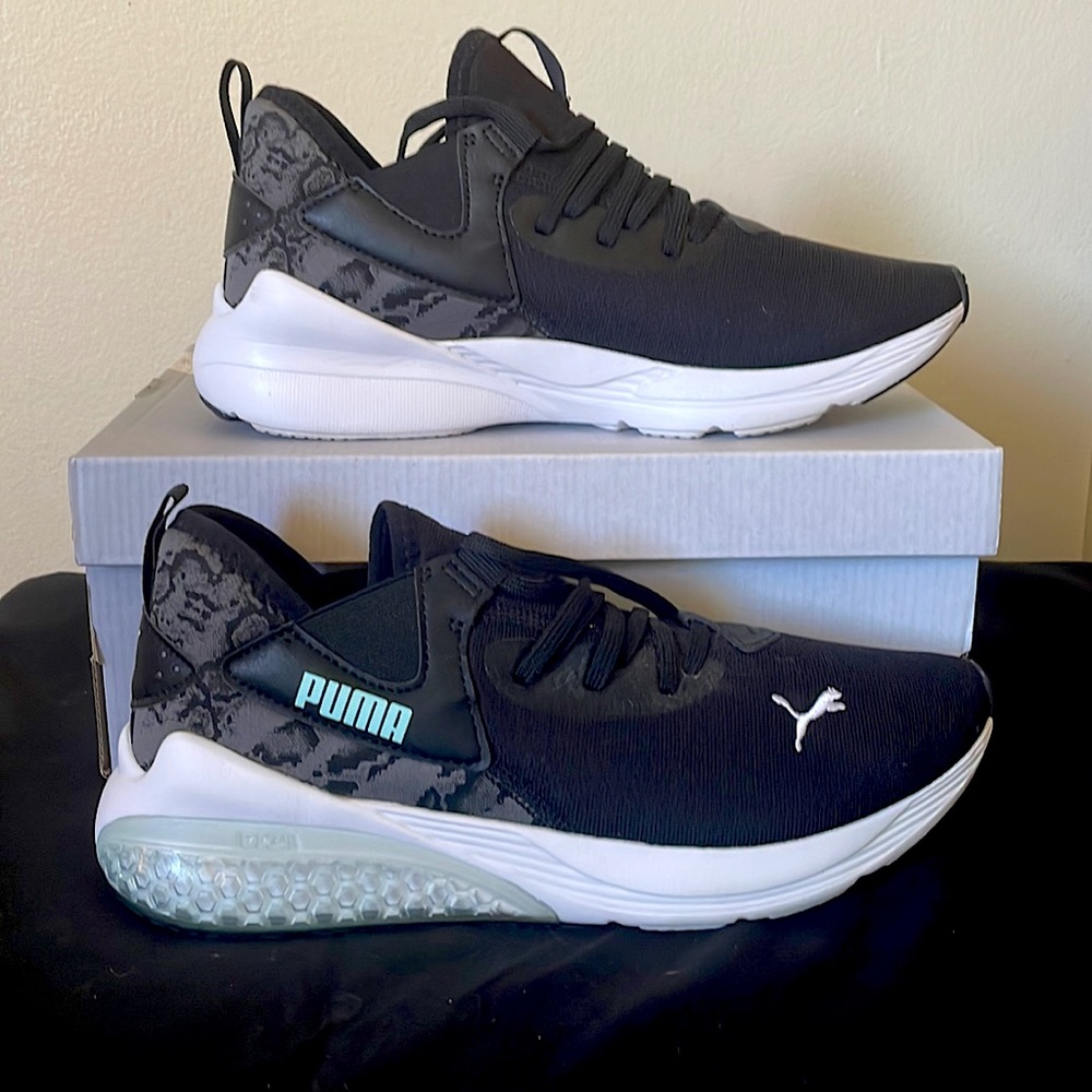 Womens Puma soft foam sneakers size 9 barely worn